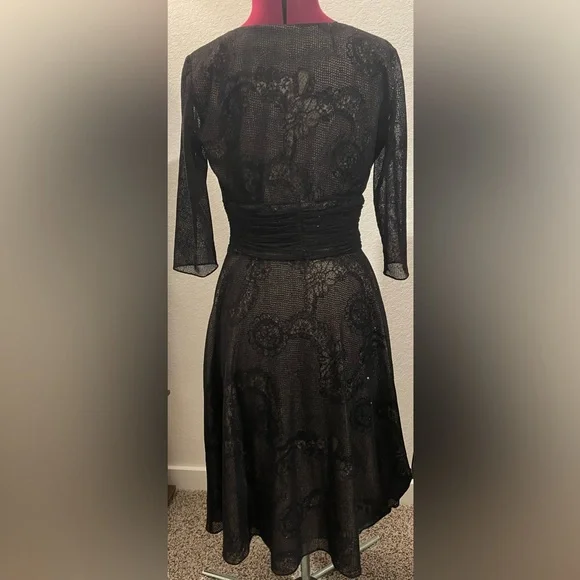 Black velvet with gold underlay Maggy London cocktail dress - Picture 4 of 5